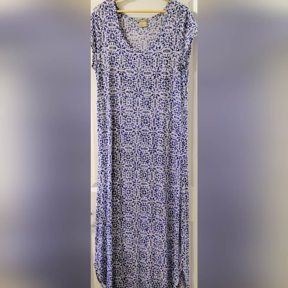 Vanity White and Blue Geometric Scoop Neck Short Sleeve Tee